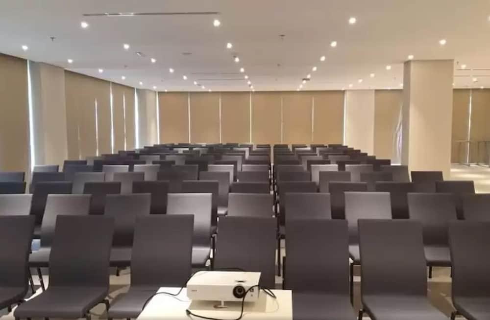 Delta Hotels By Marriott Dubai Investment Park Екстериор снимка